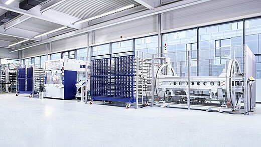 Hochautomatisierte Spritzlackieranlage für Holzteile